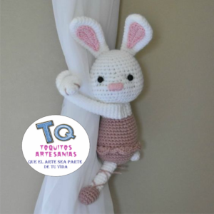 Coneja Sujeta Cortina