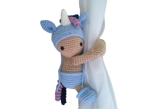 Bebe con traje Unicornio Sujeta Cortina